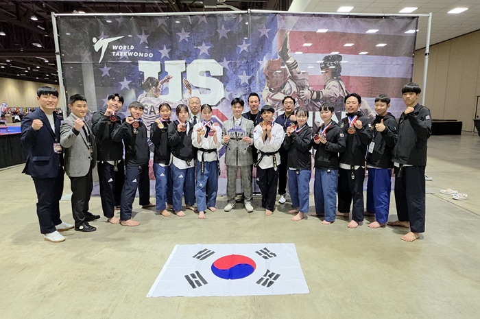 더킹선수단이 2025 US 오픈 국제태권도대회(G2) 종합준우승을 축하하며 기념촬영을 하고 있다