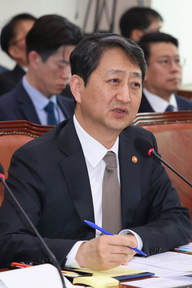 안덕근 산업통상자원부 장관이 9일 국회 산업통상자원중소벤처기업위원회 전체회의에서 현안질의에 답하고 있다. 연합뉴스.