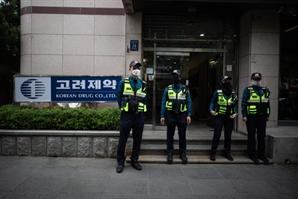 10억 찔러주고 700억대 장비 납품… 불법 리베이트 등 2617명 덜미