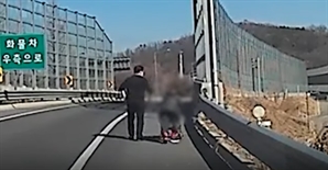 "어머니, 식사는 잡쉈어?"…고속도로 갓길 걷던 할머니에 비번 경찰이 건넨 말