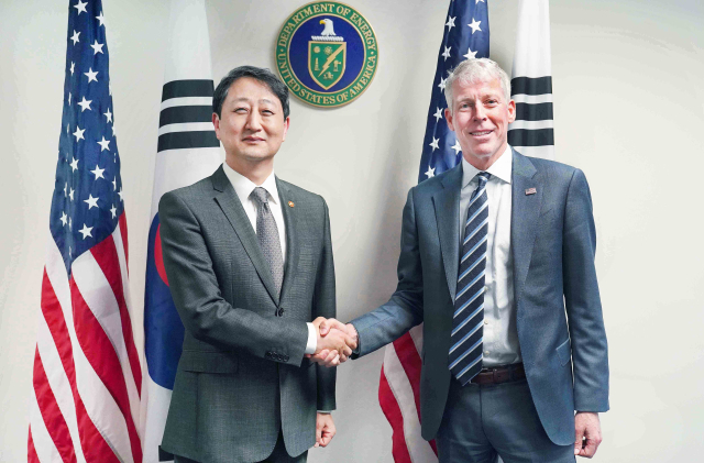 우리나라가 포함된 민감국가 및 기타 지정국가 명단(SCL)이 15일(이하 현지 시간) 확정될 예정이다. 지난달 20일 안덕근(왼쪽) 산업통상자원부 장관이 직접 미국을 방문해 크리스 라이트 에너지부 장관과 민감국가 문제를 논의하는 등 정부 차원의 노력이 이어졌으나 앞으로도 교섭이 이어질 것으로 전망된다. 사진 제공=산업통상자원부