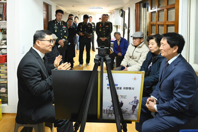 이근원 국방부유해발굴감식단장이 15일 고(故) 주영진 일병의 유가족인 친조카 주명식 씨에게 고인의 참전 과정과 유해발굴 경과 등을 설명하고 있다. 사진 제공=국방부