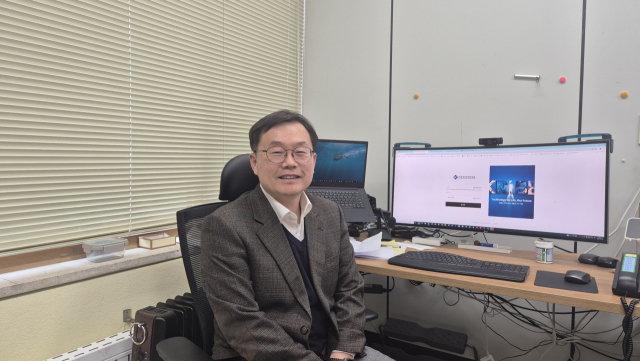 이승구 국가바이오파운드리사업단장 겸 한국생명공학연구원 합성생물학연구소장이 16일 대전 유성구 생명연 사무실에서 서울경제신문과 인터뷰하고 있다. 김윤수 기자