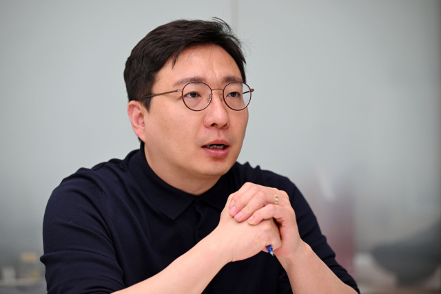 김경환 바이엘 대표가 서울 강남구 소재 사무실에서 서울경제신문과 인터뷰를 하고 있다. 조태형 기자