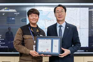 '눈 한번 질끈 감으면 수천만원인데…' 쓰레기서 발견한 귀금속 주인 찾아준 화성시 공무원