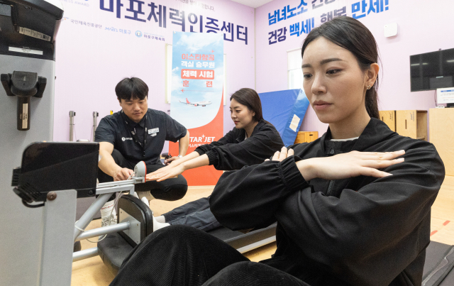 이스타항공 승무원들이 17일 서울 마포구 체력인증센터에서 첫 체력 시험 도입을 앞두고 체력 측정 및 훈련을 실시하고 있다. 권욱 기자 2025.4.17
