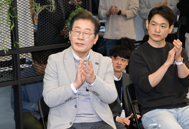 이재명 더불어민주당 대선 경선 후보가 14일 서울 강남구 퓨리오사AI에서 백준호 퓨리오사AI 대표의 기술소개를 들은 후 박수치고 있다. 성형주 기자
