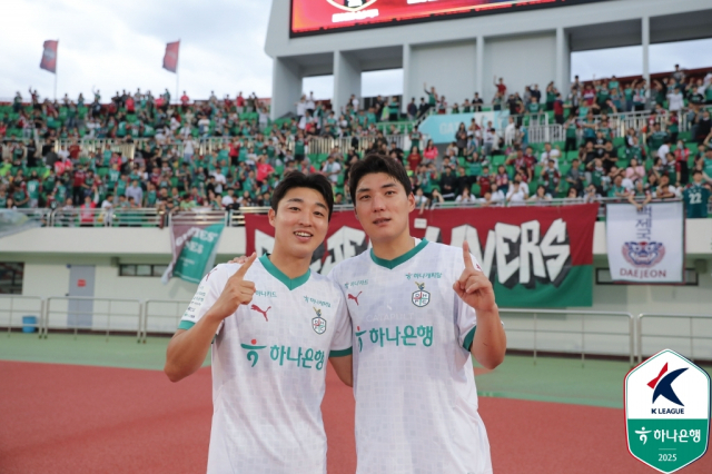 19일 김천 상무전에서 골을 기록한 김준범(왼쪽부터)과 주민규. 사진 제공=한국프로축구연맹