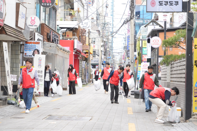BNK부산은행 임직원들로 구성된 ‘두근두근 지역봉사단’이 19일 부산시 남구 대연동 경성대학교 인근에서 플로깅 봉사활동을 진행하고 있다. 사진제공=BNK부산은행