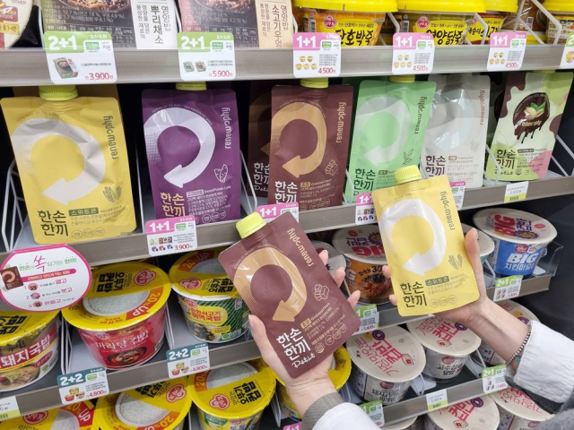 고객이 편의점 CU에서 한손한끼 시리즈 상품을 구매하고 있다. 사진 제공=BGF리테일