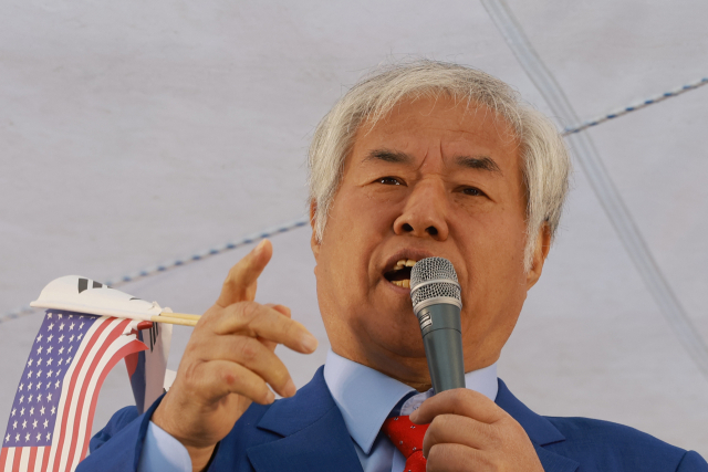 전광훈 사랑제일교회 목사가 5일 서울 세종대로에서 대한민국바로세우기국민운동본부가 연 광화문 국민대회에 참석해 발언하고 있다. 연합뉴스