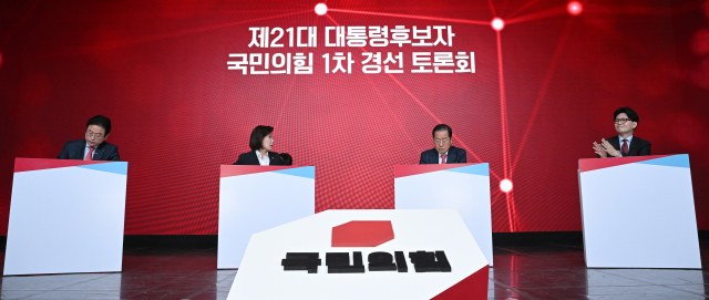 20일 서울 강서구 ASSA아트홀에서 열린 국민의힘 제21대 대통령 후보자 1차 경선 조별 토론회에서 B조 후보들이 토론을 준비하고 있다. 국회사진기자단]