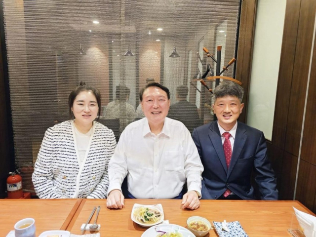 윤석열(가운데) 전 대통령이 19일 서초동 아크로비스타 부근 식당으로 배의철(오른쪽) 김계리 변호사를 초청해 식사를 하고 있다. 사진=김계리 변호사 SNS