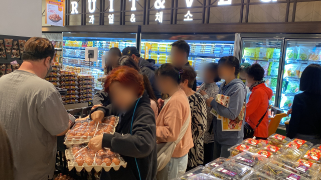 이달 17일 서울 강동구 이마트 푸드마켓 고덕점을 방문한 고객들이 길게 줄을 서서 2880원짜리 30구 계란을 구매하고 있다. 김남명 기자