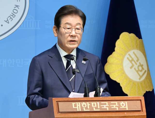 더불어민주당 대선 경선에 출마한 이재명 예비후보가 11일 서울 여의도 국회 소통관에서 집권 청사진 등을 소개하는 '비전 선포식 및 캠프 일정 발표'를 하고 있다. 성형주 기자