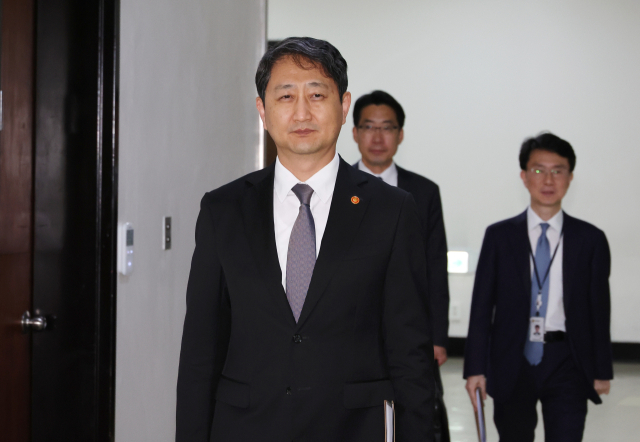 안덕근 산업통상자원부 장관이 21일 서울 여의도 국회에서 관련 보고를 진행하기 위해 국민의힘 소속 이철규 산업통상자원중소벤처기업위원회 위원장실로 이동하고 있다. 연합뉴스.