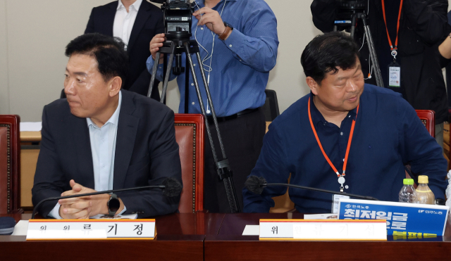 최저임금위원회 사용자위원인 류기정(왼쪽) 한국경영자총협회 전무와 근로자위원인 류기섭 한국노총 사무총장이 22일 정부세종청사에서 열린 최저임금위 1차 전원회의에 나란히 자리하고 있다. 연합뉴스