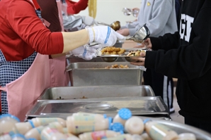 학교급식 조리사 1명이 120인분 맡는데…국회는 개선안 ‘외면’