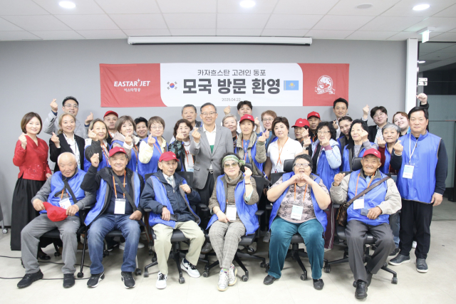 고려인 동포들이 22일 이스타항공 마곡 본사에 방문해 조중석(가운데) 대표이사 등 임직원들과 함께 기념 촬영을 하고 있다. 사진제공=이스타항공