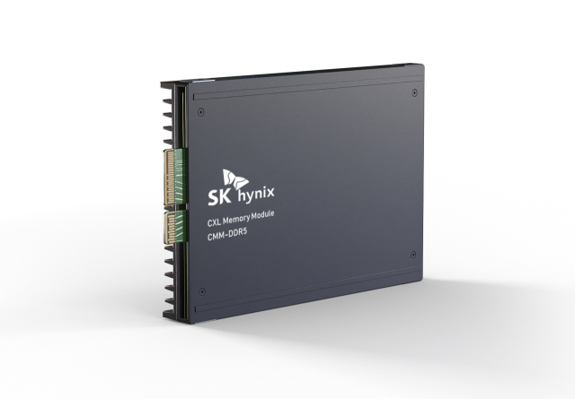 SK하이닉스의 CXL 2.0 기반 DDR5 모듈. 이 제품은 기존 대비 용량은 50% 많고 대역폭은 30% 넓어 데이터센터 운영 비용을 낮출 수 있다. 사진 제공=SK하이닉스