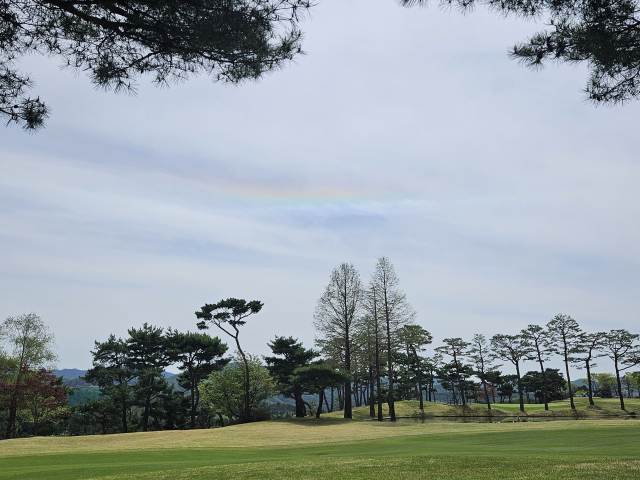23일 서원밸리CC 18번 홀에서 보이는 하늘에 무지개가 떴다.