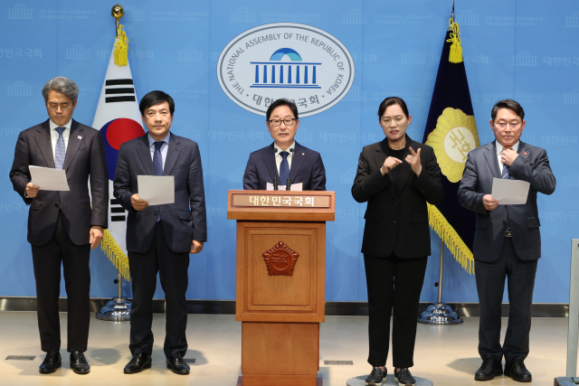 더불어민주당 소속 국회 법제사법위원회 위원들이 23일 서울 여의도 국회 소통관에서 이재명 전 대표의 공직선거법 사건의 대법원 전원합의체 심리와 관련해 입장을 밝히고 있다. 왼쪽부터 김기표·이성윤·박범계·박희승 의원. 연합뉴스