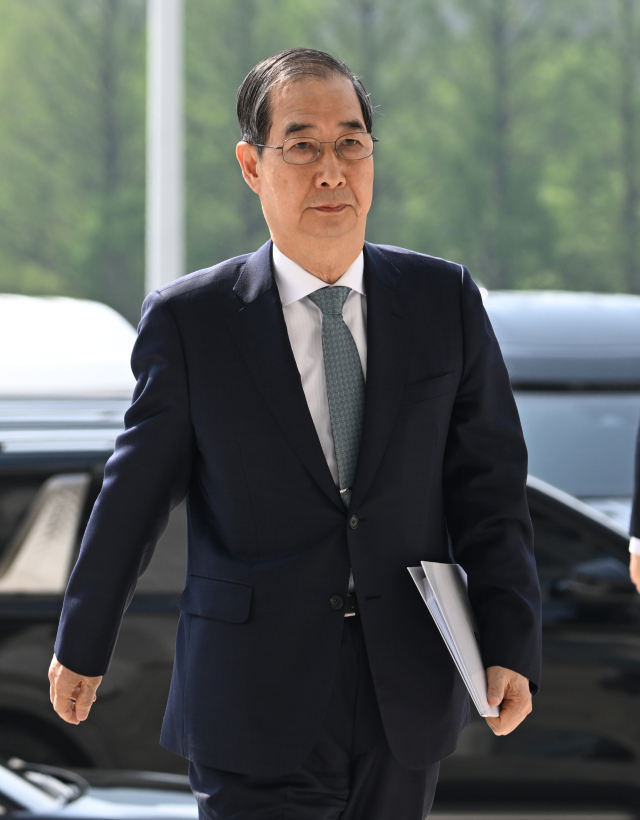 한덕수 대통령 권한대행 국무총리가 24일 추가경정예산안 시정연설을 위해 서울 여의도 국회에 도착해 본회의장으로 이동하고 있다. 연합뉴스