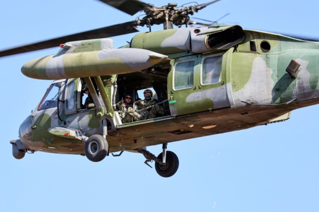 육군 특수전사령부 요원들이 UH-60 블랙호크 헬기에 탑승해 강하를 준비하고 있다. 사진 제공=육군