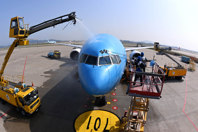 24일 오전 인천 중구 인천국제공항 대한항공 격납고에서 직원들이 봄을 맞아 항공기 동체를 세척하고 있다. 이날 세척한 항공기는 보잉 777-300ER 기종으로 대한항공의 새 도장이 적용된 기체다. 영종도=권욱 기자 2025.4.24