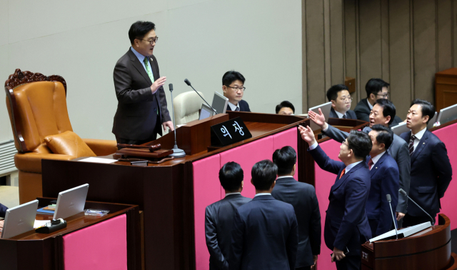 우원식 국회의장이 24일 여의도 국회 본회의장에서 한덕수 대통령 권한대행 국무총리를 향해 일침을 날리자 권성동 원내대표 등 국민의힘 지도부가 의장석으로 몰려가 항의하고 있다. 연합뉴스