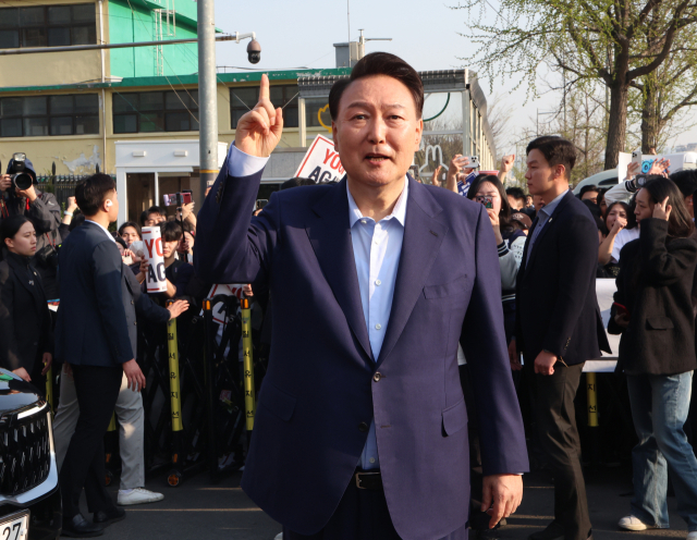 윤석열 전 대통령이 지난 11일 오후 서울 용산구 한남동 대통령 관저를 떠나기 앞서 정문 앞에서 지지자들과 인사를 하고 있다. 연합뉴스