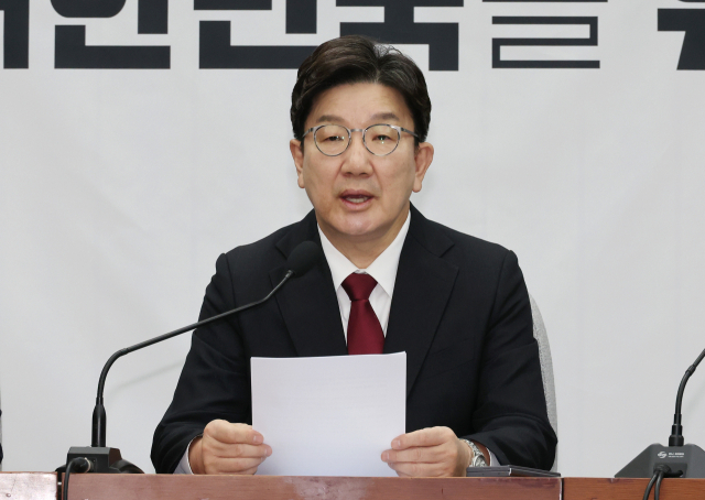 "줄 서는 정치가 계엄초래"윤희숙 연설에 권성동 "공감한다"