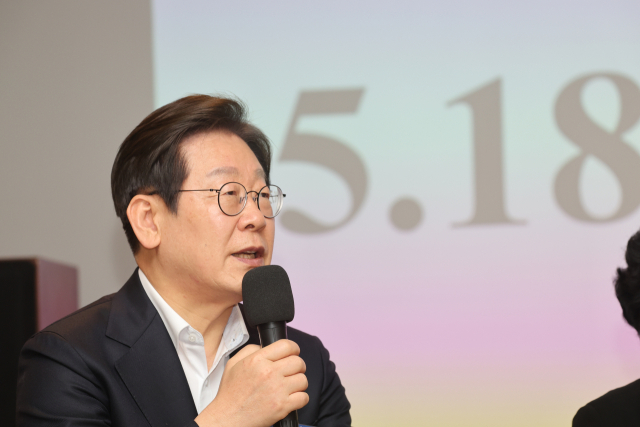 24일 광주 동구 전일빌딩 245에서 이재명 더불어민주당 대선 예비후보가 '대한민국 민주화를 이끈 시민들'을 주제로 열린 간담회에서 발언하고 있다. 연합뉴스