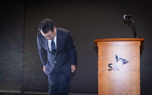 고개숙인 유영상…SKT “모든 가입자 유심 무료 교체”