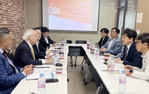사진: 빅터 페델리 온타리오주 경제개발부 장관이 바이브에이아이 연구소를 방문해 미팅을 진행하고 있다