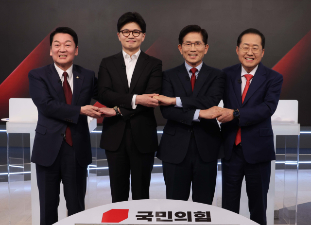 '韓 메가폴리스' 때린 金…洪 "金, 뉴라이트 역사관" 직격