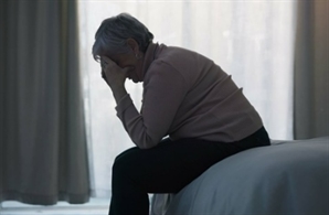 피곤해서 잠꼬대 심한 줄 알았는데…그냥 넘겼다가 몸 굳는 '이 병' 온다는데