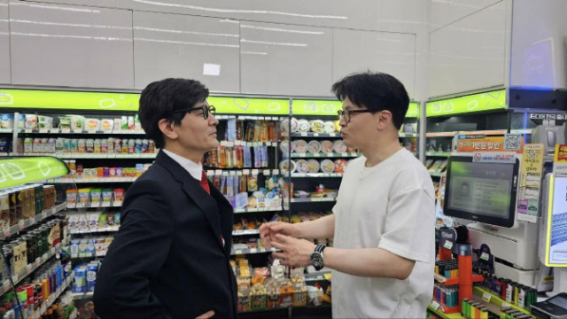 개그맨 정성호(왼쪽)와 한동훈 국민의힘 대선 경선 후보. 한동훈 페이스북 게시글 갈무리