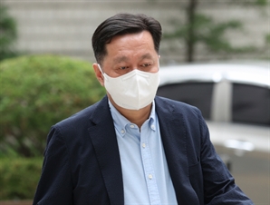 ‘이재명 측근’ 정진상 전 실장, 대장동 민간업자 재판 증인 출석…“증언 일체 거부”