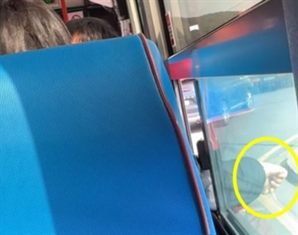 "이 정도로 무개념이라니"…길에서 볼일 보고 버스서 담배 피우는 '中 관광객'