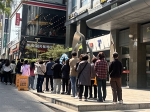 [르포] "120명 몰렸는데 30개가 끝?"…SKT 유심교체 첫 날 매장 앞 북새통