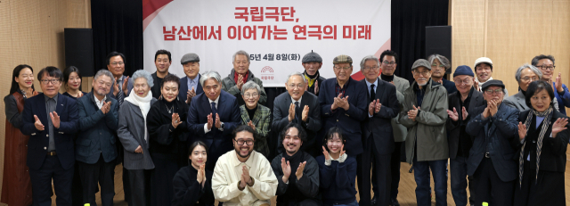 4월 8일 국립극단의 국립극장 이전 기념식에서 유인촌 문체부 장관 등 참석자들이 기념촬영하고 있다. 최수문기자