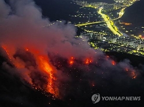 대구 함지산 산불 23시 만에 주불 잡아…축구장 364개 잿더미
