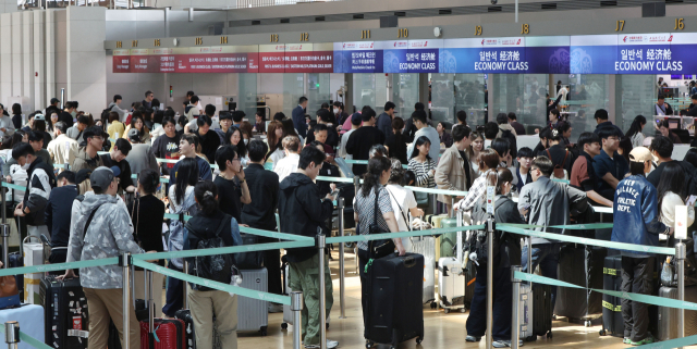 5월 황금연휴를 앞둔 30일 인천국제공항 제1여객터미널 출국장이 여행객들로 붐비고 있다. 5월 황금연휴 동안 인천공항을 포함해 전국 공항을 이용하는 이용객은 288만 명이 넘을 것으로 전망된다. 영종도=권욱 기자