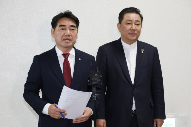 국회 정보위 소속 이성권(왼쪽) 국민의힘 의원과 김병기 더불어민주당 의원이 지난달 30일 오전 서울 여의도 국회에서 정보위원회 비공개 간담회를 마치고 브리핑을 하고 있다. 뉴스1