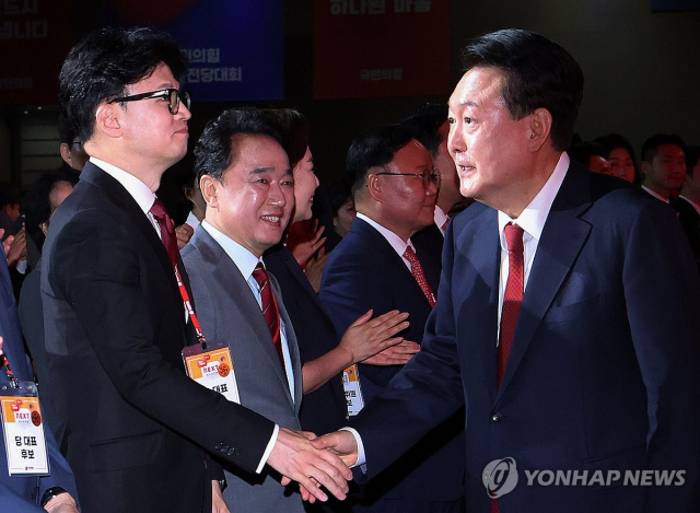 윤석열 전 대통령이 지난해 7월 23일 경기도 고양시 킨텍스에서 열린 국민의힘 제4차 전당대회에 입장하며 한동훈 당시 당대표 후보와 인사하고 있다. 연합뉴스