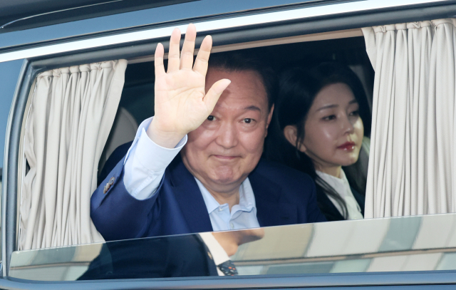 윤석열 전 대통령과 김건희 여사가 지난달 11일 서울 용산구 한남동 관저에서 나와 서초동 사저로 향하고 있다. 사진공동취재단