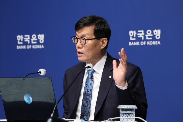 이창용 한국은행 총재가 17일 서울 중구 한국은행에서 열린 통화정책방향 기자간담회에서 발언하고 있다. 사진공동취재단
