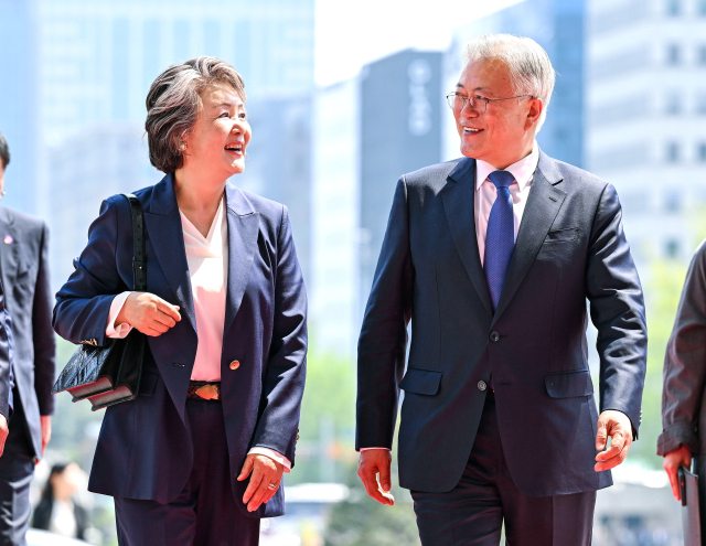 문재인 전 대통령과 김정숙 여사가 25일 서울 여의도 국회에 우원식 국회의장과 면담을 위해 들어서고 있다. /국회 사진기자