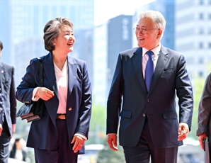 경찰, '김정숙 여사 옷값 특활비 결제 의혹' 수사 돌입